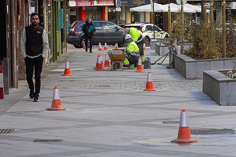 Cambian decenas de losetas partidas en Emperatriz Eugenia cinco meses después de inaugurar la obra
